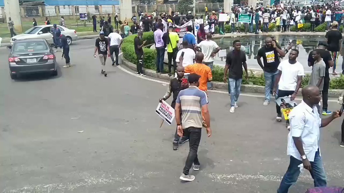 The entrance to Port Harcourt government house has been blocked