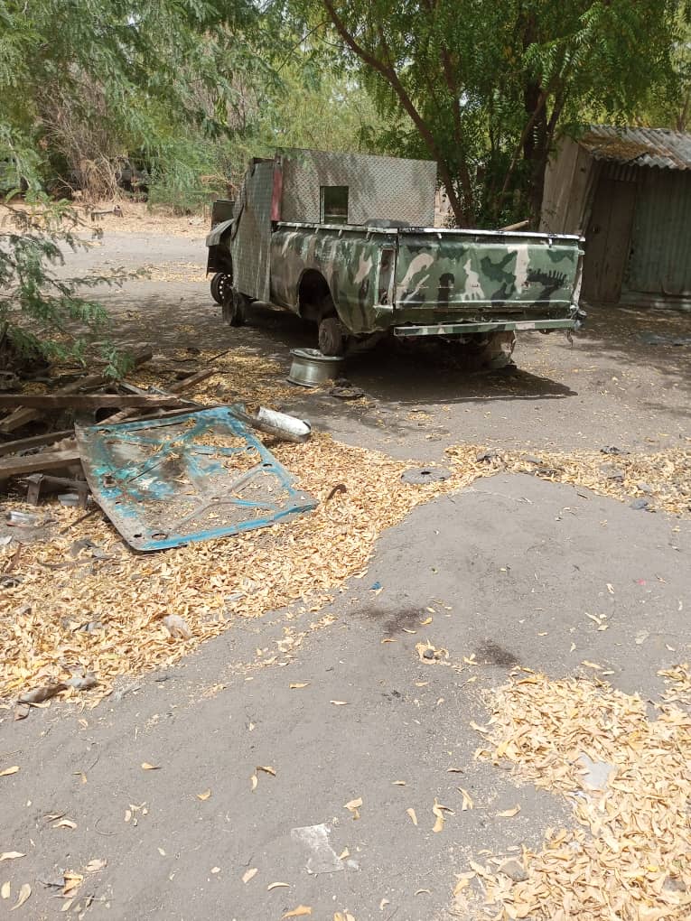 Nigerian forces captured an SVBIED workshop operated by ISWAP at Arinna near Mallam Fatori, Borno. Besides large amounts of tools, vehicles & equipment, a half finished up-armoured SVBIED was also seized. Standard NA pickup with armour kit - h/t @ZagazolaMakama2