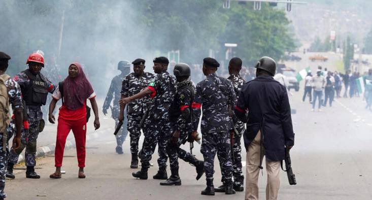 In Nigeria, thousands of demonstrators have been in the streets since August 1 to express their frustration with the high cost of living. They call for improving the governance system