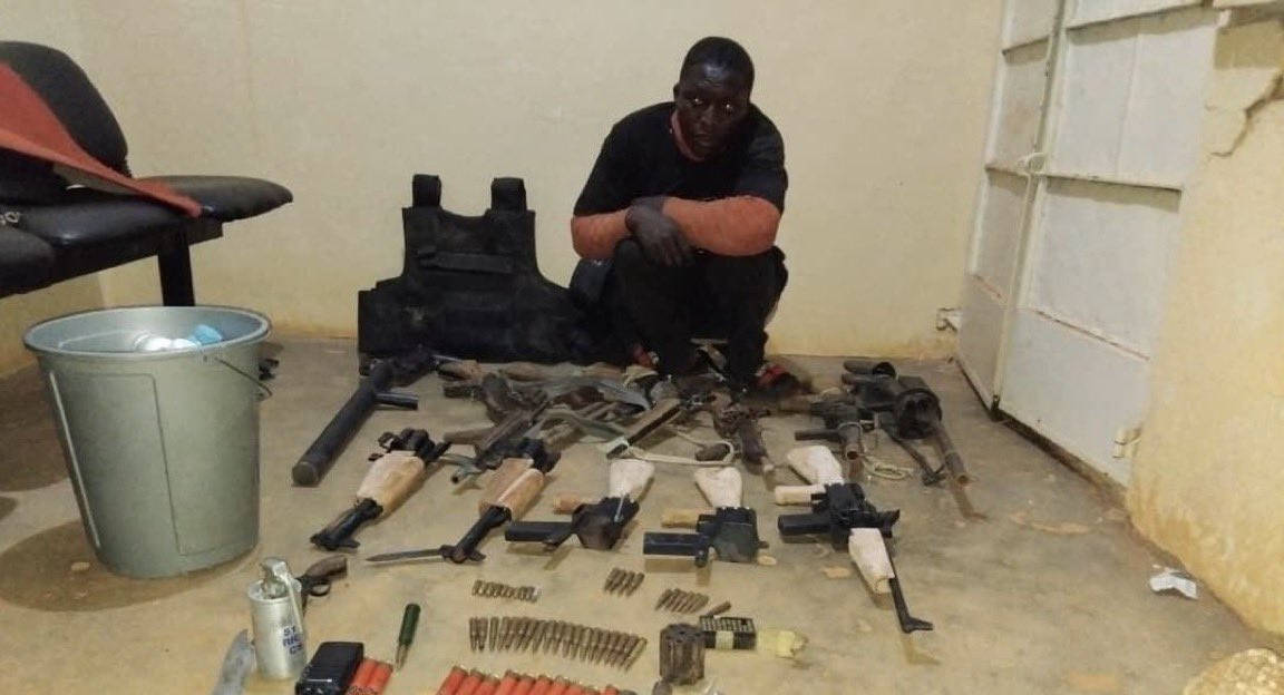 El Ejército nigeriano allana una fábrica ilegal de armas en Plateau, arresta al fabricante y confisca municiones.